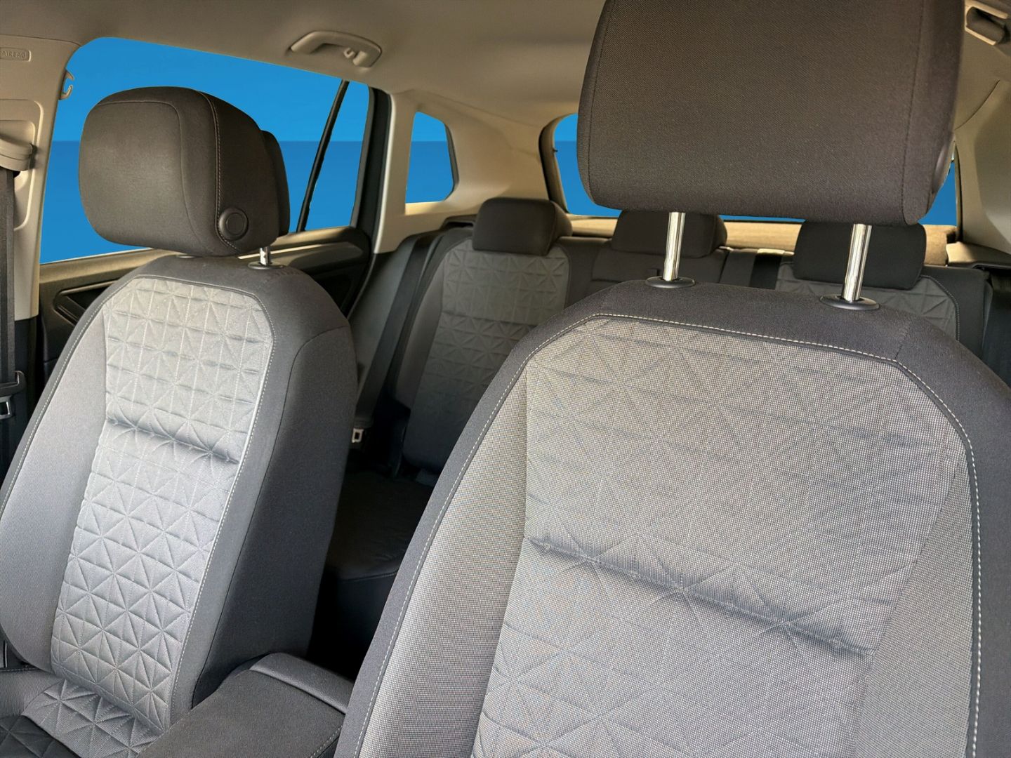 Fahrzeugabbildung Volkswagen Tiguan 2.0 TDI Life Rear View Business Premium