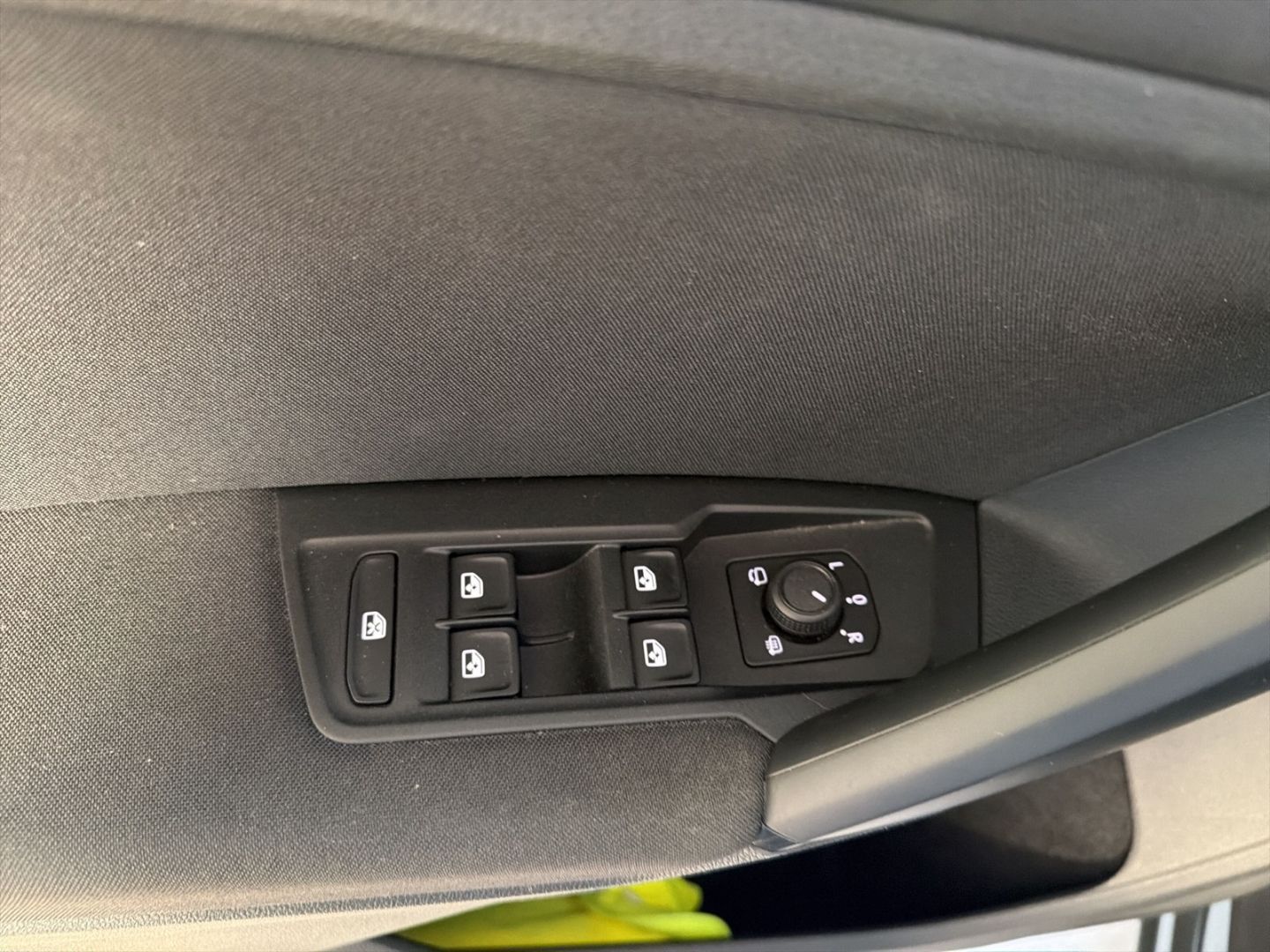 Fahrzeugabbildung Volkswagen Tiguan 2.0 TDI Life Rear View Business Premium