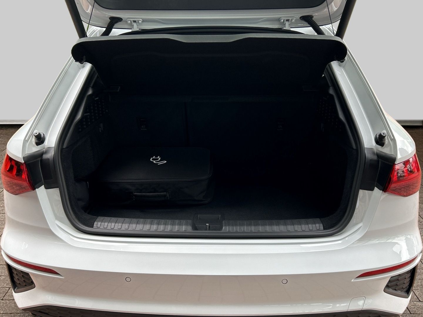 Fahrzeugabbildung Audi A3 e Sportback 40 1.4 TFSI S line E-tron