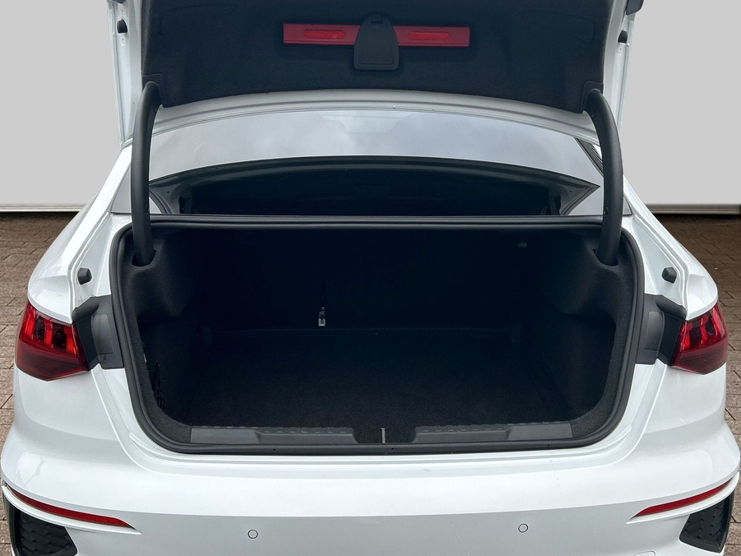 Fahrzeug 16 Fahrzeugabbildung Audi S3 Limousine 2.0 TFSI quattro MATRIX-LED+B&O+KAM