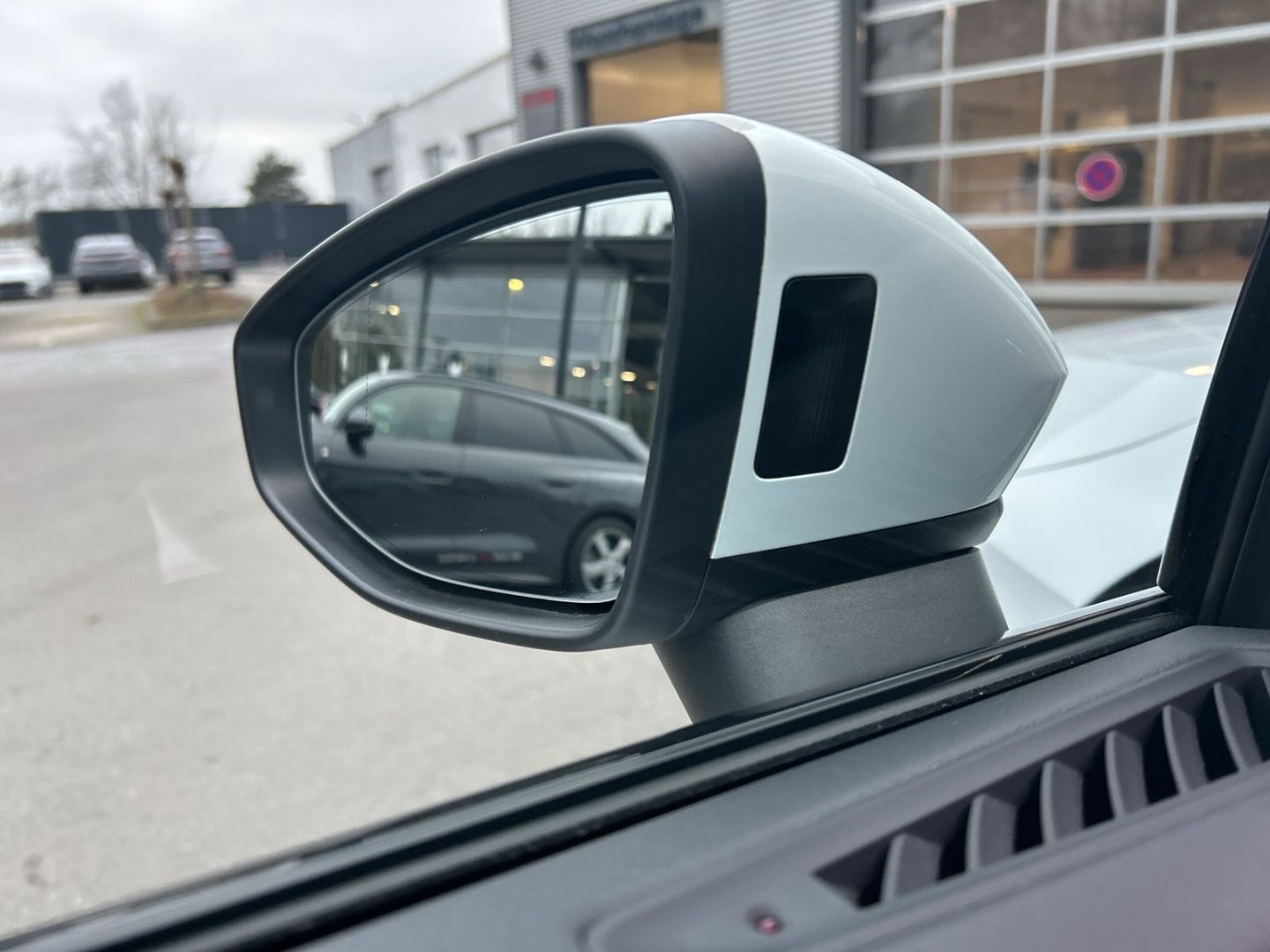 Fahrzeug 19 Fahrzeugabbildung Audi S3 Limousine 2.0 TFSI quattro MATRIX-LED+B&O+KAM