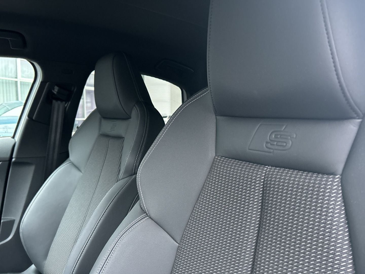 Fahrzeug 21 Fahrzeugabbildung Audi S3 Limousine 2.0 TFSI quattro MATRIX-LED+B&O+KAM