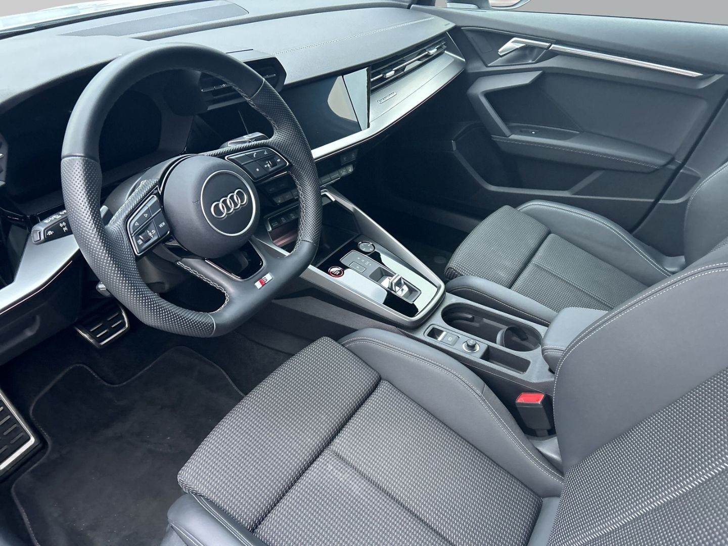 Fahrzeug 9 Fahrzeugabbildung Audi S3 Limousine 2.0 TFSI quattro MATRIX-LED+B&O+KAM