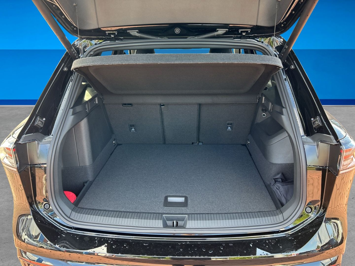Fahrzeugabbildung Volkswagen Tiguan R-Line 1,5l eHybrid OPF AHK IQ.DRIVE PREM