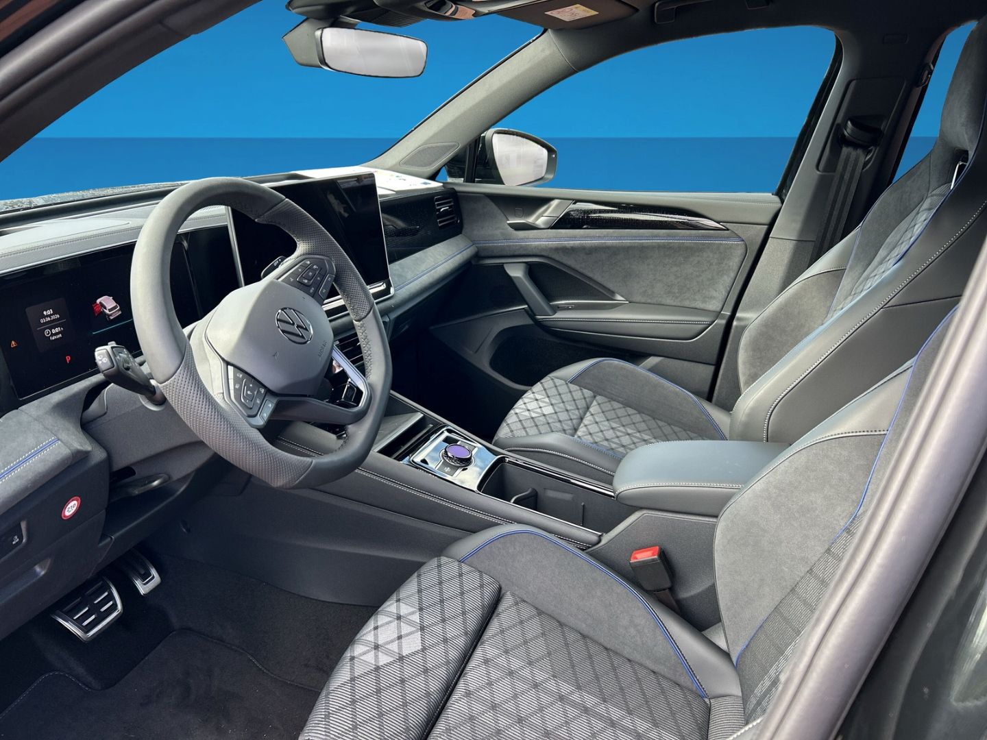 Fahrzeugabbildung Volkswagen Tiguan R-Line 1,5l eHybrid OPF AHK IQ.DRIVE PREM