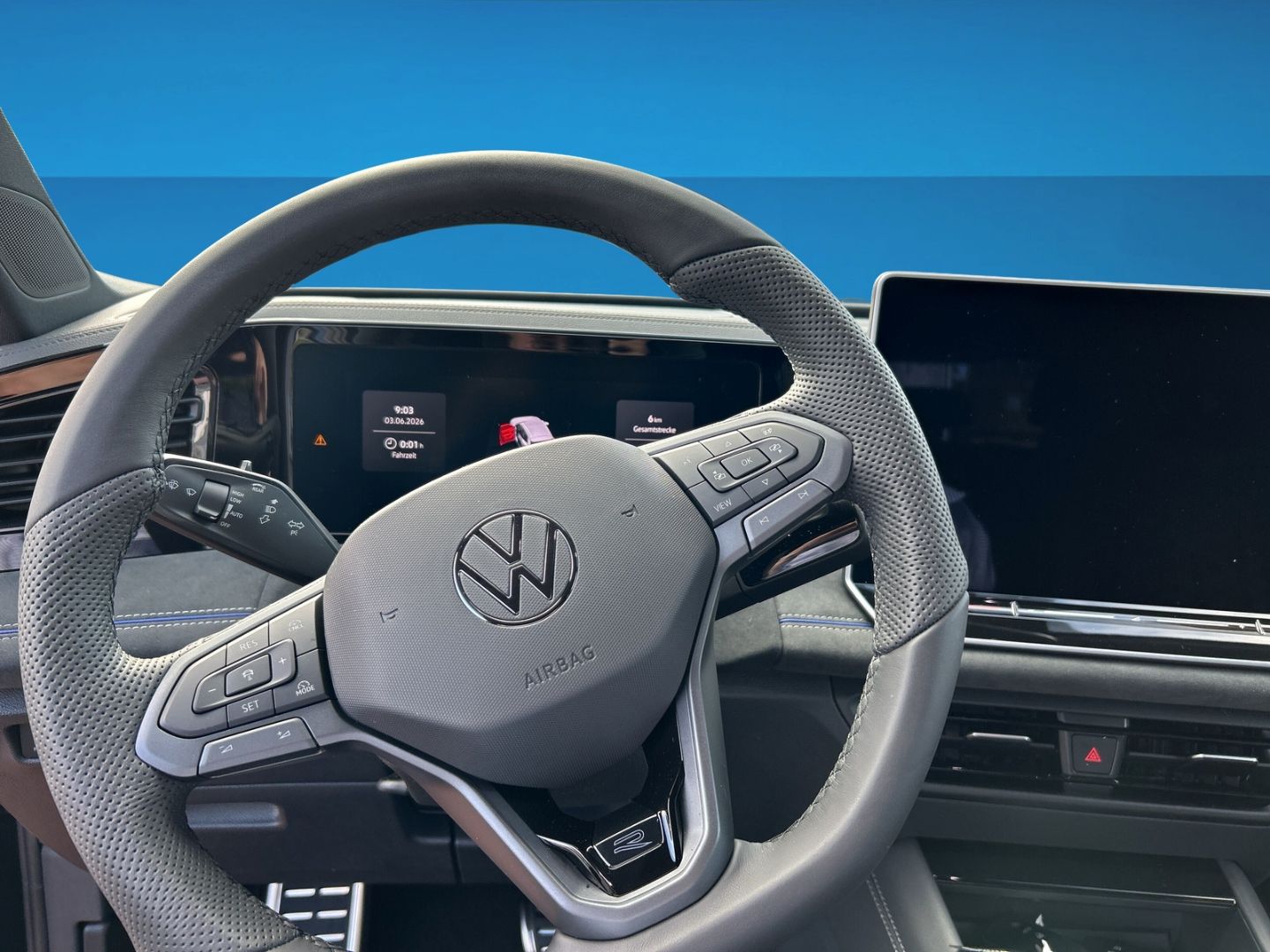 Fahrzeugabbildung Volkswagen Tiguan R-Line 1,5l eHybrid OPF AHK IQ.DRIVE PREM