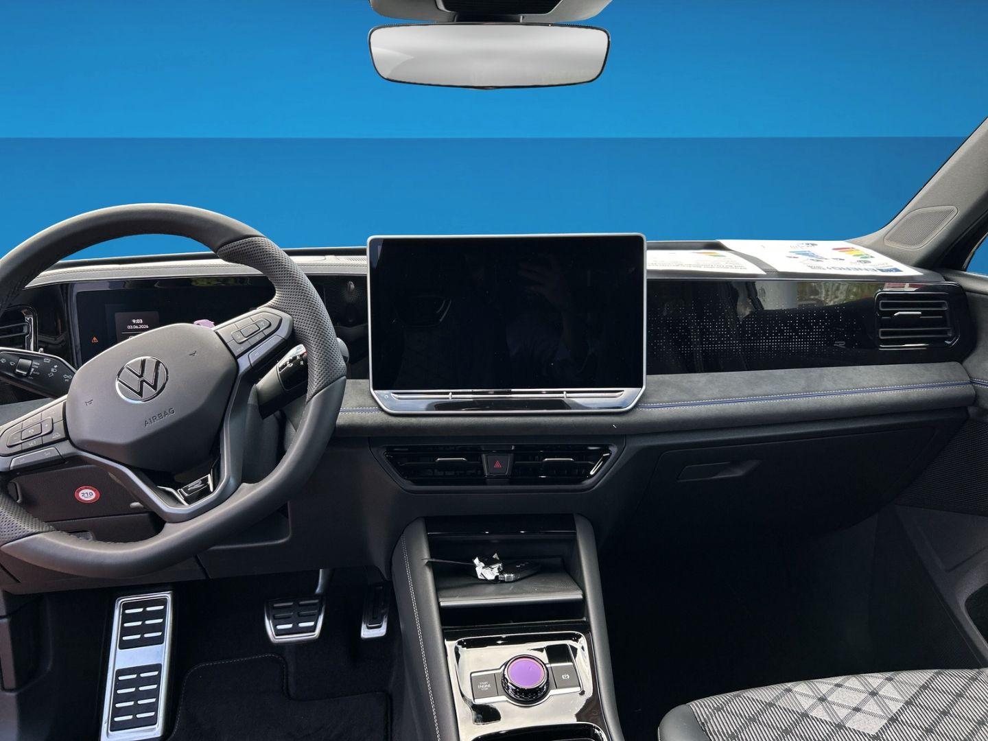 Fahrzeugabbildung Volkswagen Tiguan R-Line 1,5l eHybrid OPF AHK IQ.DRIVE PREM