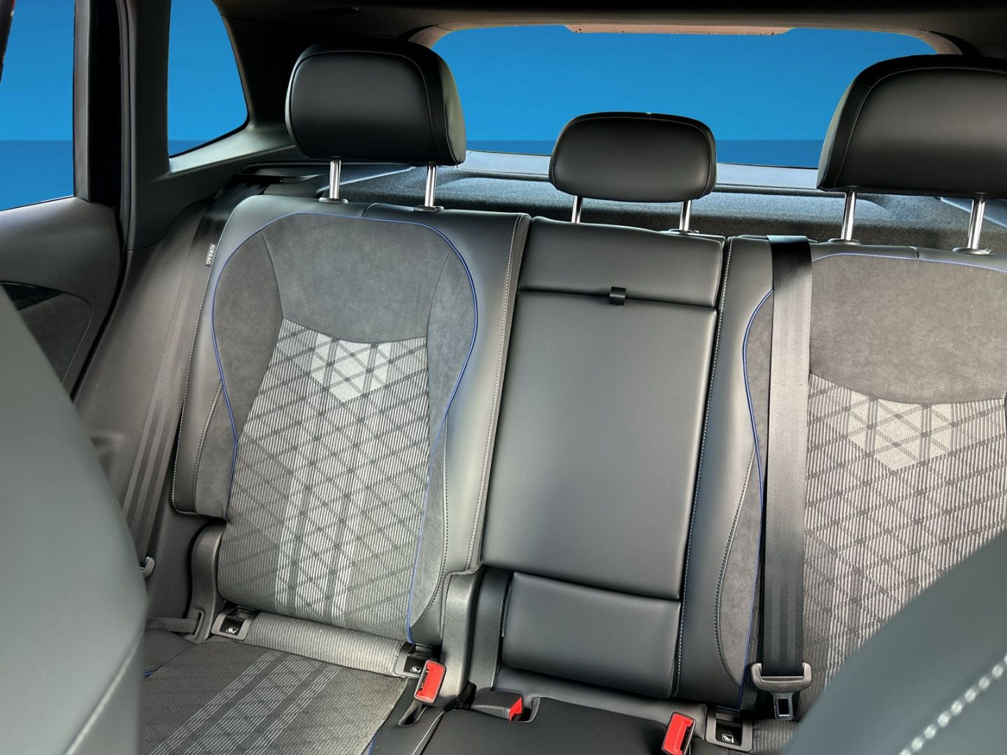 Fahrzeugabbildung Volkswagen Tiguan R-Line 1,5l eHybrid OPF AHK IQ.DRIVE PREM
