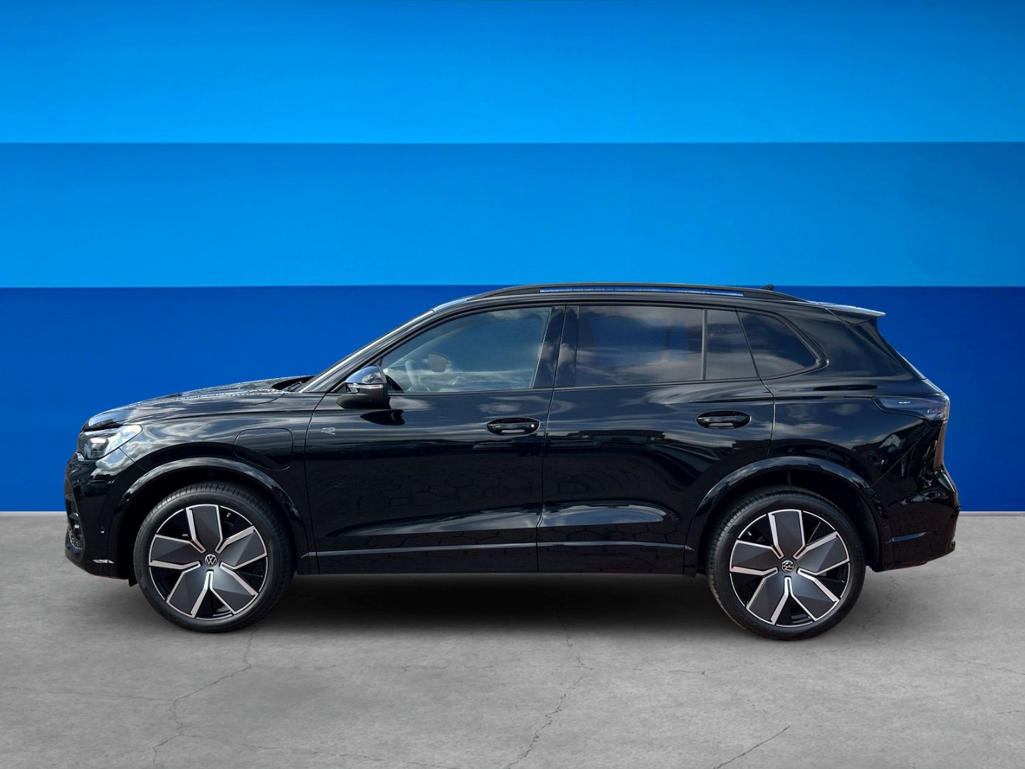 Fahrzeugabbildung Volkswagen Tiguan R-Line 1,5l eHybrid OPF AHK IQ.DRIVE PREM