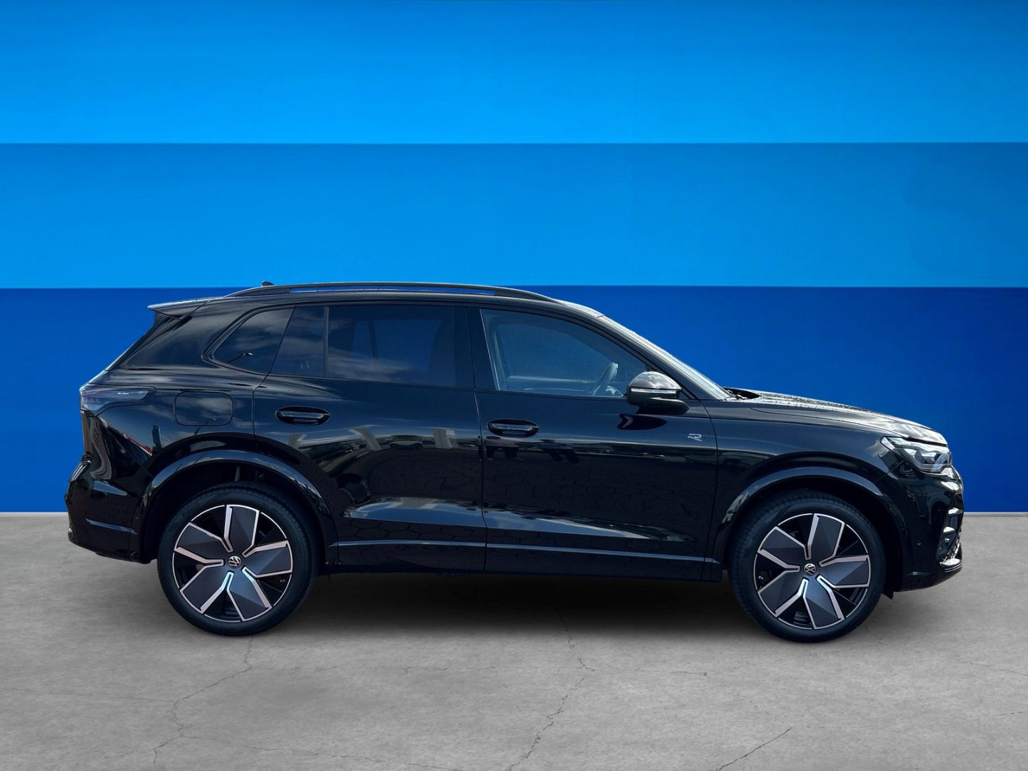 Fahrzeugabbildung Volkswagen Tiguan R-Line 1,5l eHybrid OPF AHK IQ.DRIVE PREM