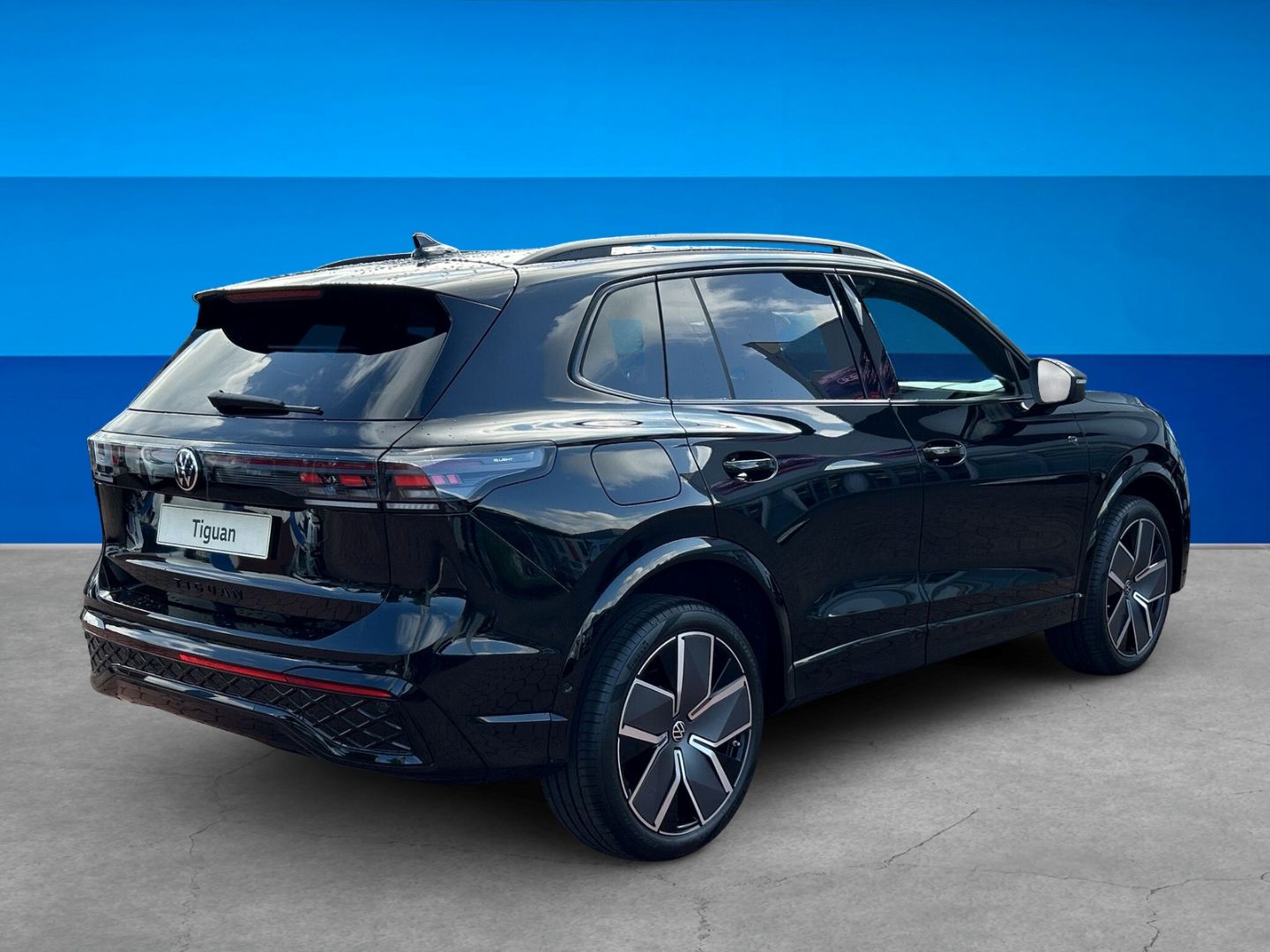 Fahrzeugabbildung Volkswagen Tiguan R-Line 1,5l eHybrid OPF AHK IQ.DRIVE PREM