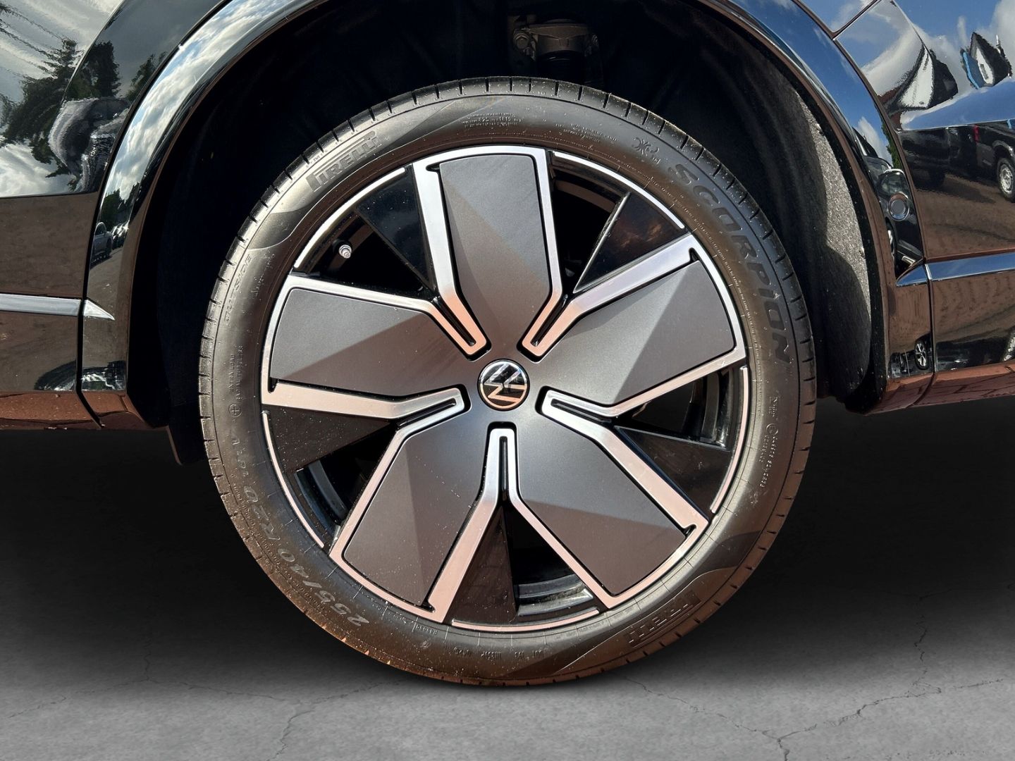 Fahrzeugabbildung Volkswagen Tiguan R-Line 1,5l eHybrid OPF AHK IQ.DRIVE PREM