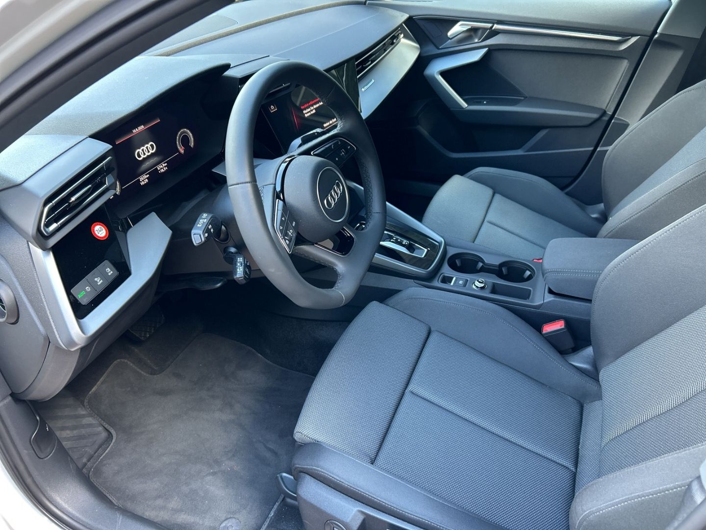 Fahrzeugabbildung Audi A3 SPORTBACK ADVANCED TFSI+LED+AHK+VIRTUAL+SHZ