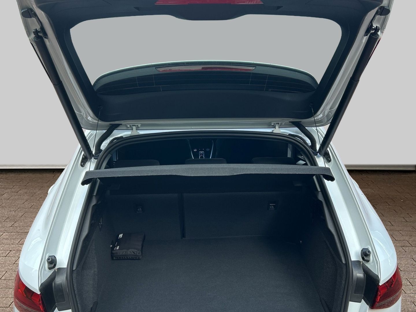Fahrzeugabbildung Audi A3 SPORTBACK ADVANCED TFSI+LED+AHK+VIRTUAL+SHZ
