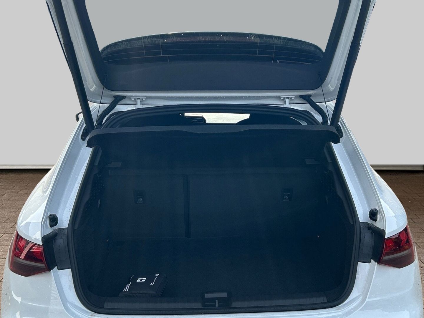 Fahrzeugabbildung Audi A3 SPORTBACK ADVANCED TFSI+AHK+LED+NAVI+VIRTUAL