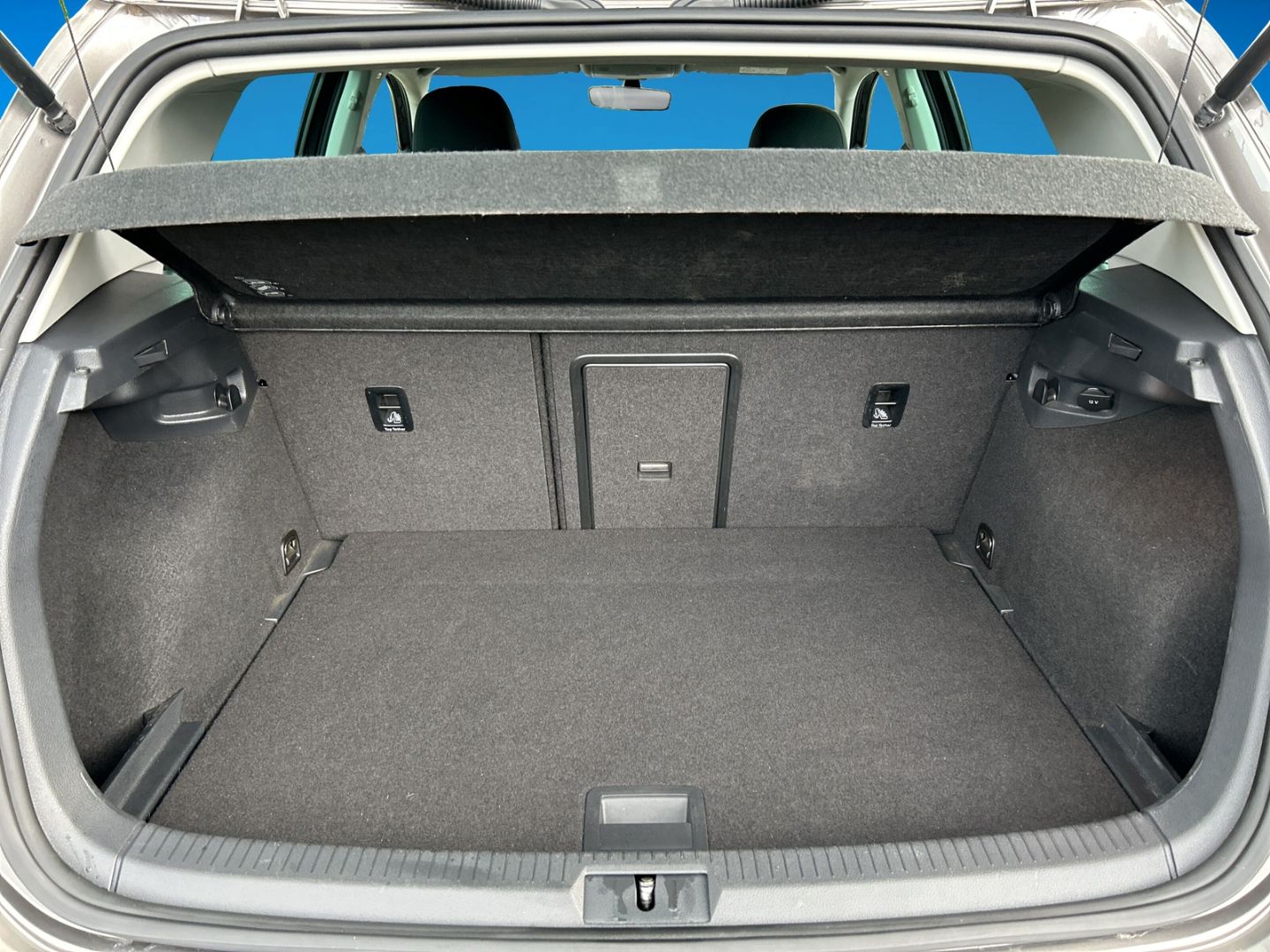 Fahrzeug 11 Fahrzeugabbildung Volkswagen Golf VII 1.4 TSI Allstar BMT Navi Dyn. Kurvenlic - mit KI generiert/bearbeitet