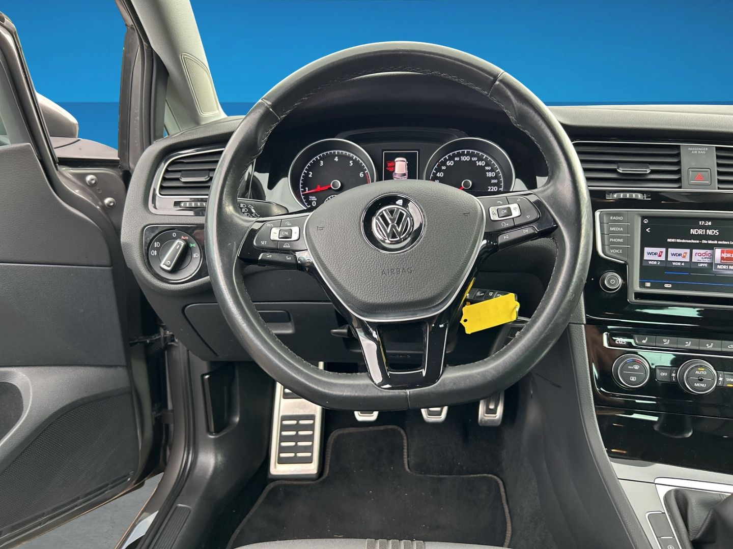 Fahrzeug 13 Fahrzeugabbildung Volkswagen Golf VII 1.4 TSI Allstar BMT Navi Dyn. Kurvenlic - mit KI generiert/bearbeitet