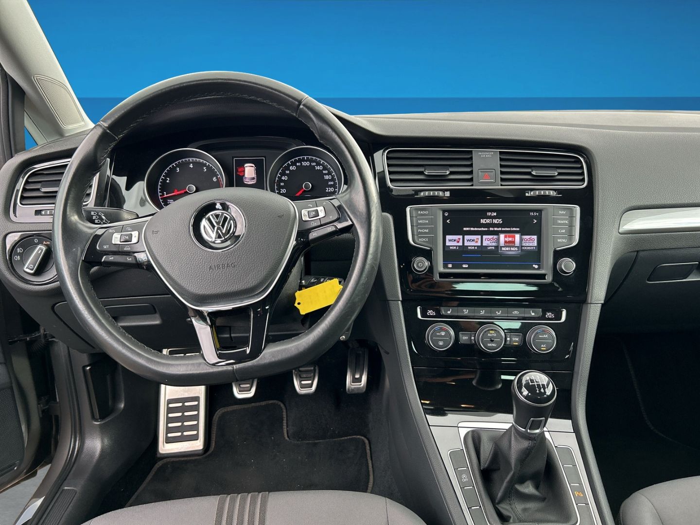 Fahrzeug 14 Fahrzeugabbildung Volkswagen Golf VII 1.4 TSI Allstar BMT Navi Dyn. Kurvenlic - mit KI generiert/bearbeitet