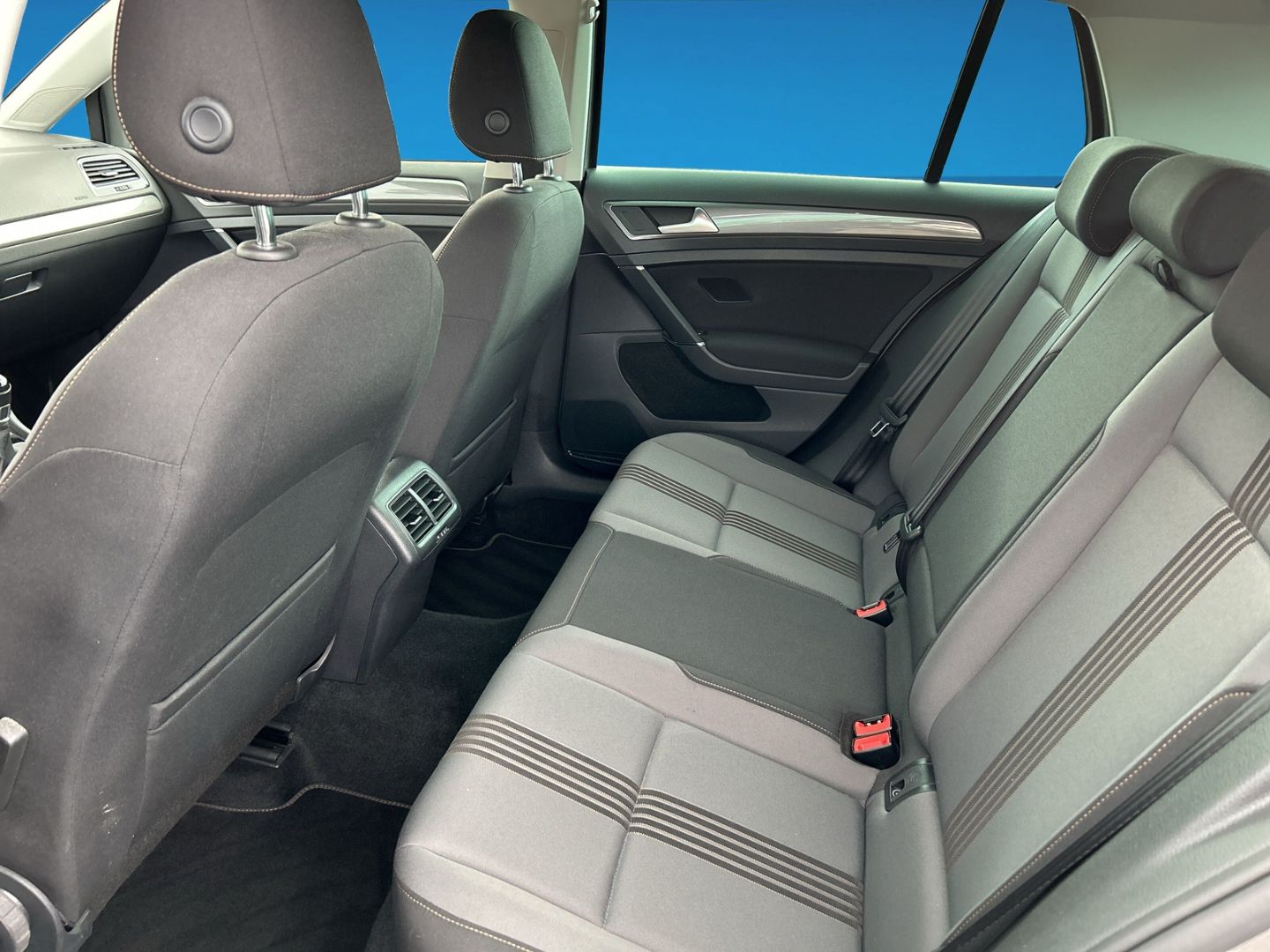 Fahrzeug 15 Fahrzeugabbildung Volkswagen Golf VII 1.4 TSI Allstar BMT Navi Dyn. Kurvenlic - mit KI generiert/bearbeitet