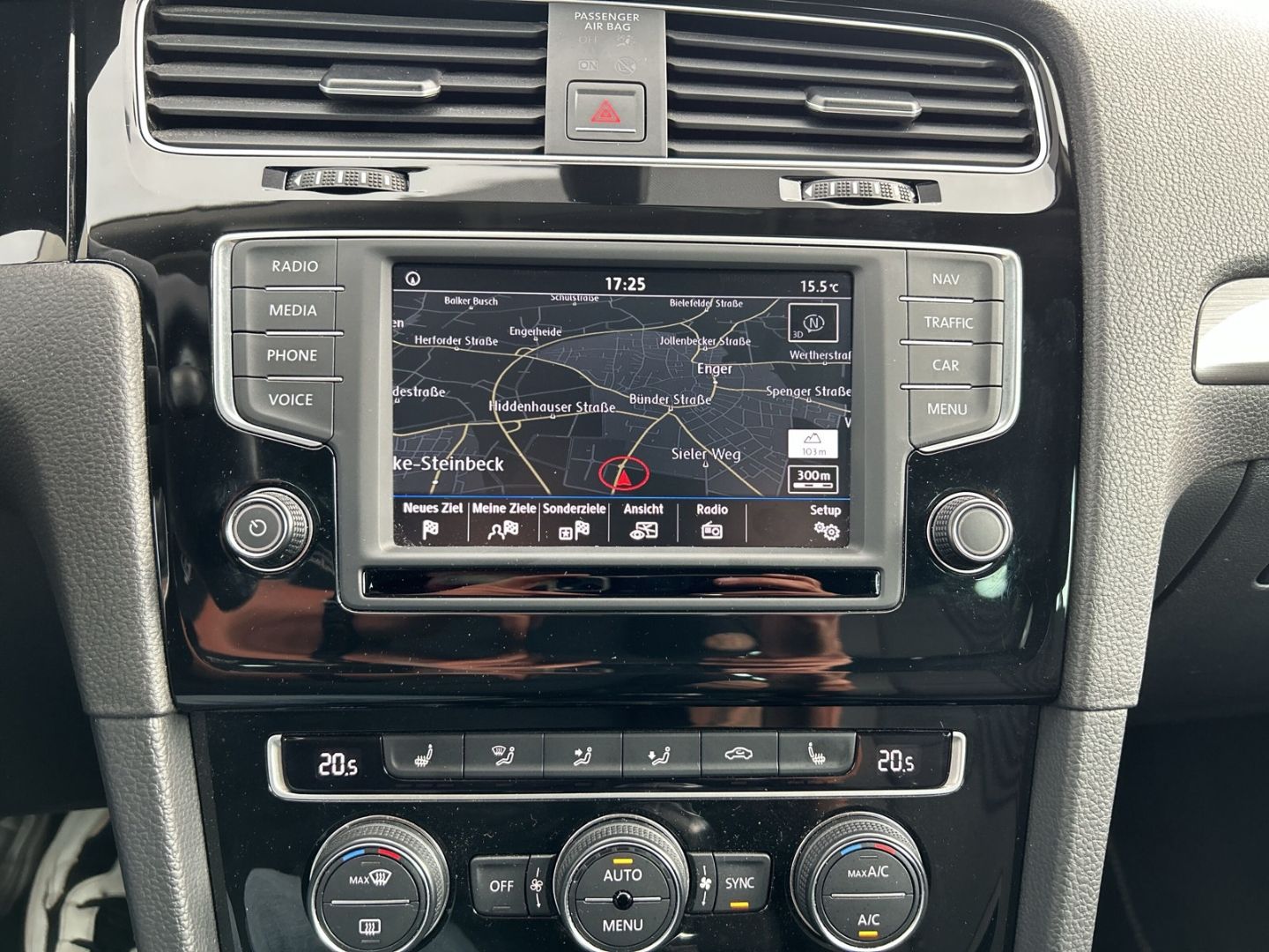 Fahrzeug 16 Fahrzeugabbildung Volkswagen Golf VII 1.4 TSI Allstar BMT Navi Dyn. Kurvenlic - mit KI generiert/bearbeitet
