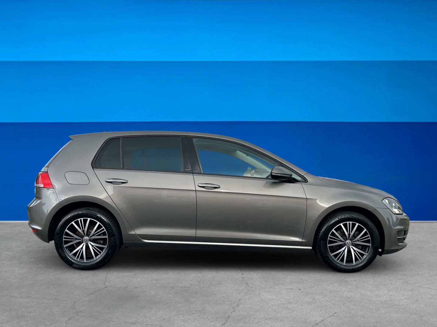 Fahrzeug 6 Fahrzeugabbildung Volkswagen Golf VII 1.4 TSI Allstar BMT Navi Dyn. Kurvenlic - mit KI generiert/bearbeitet
