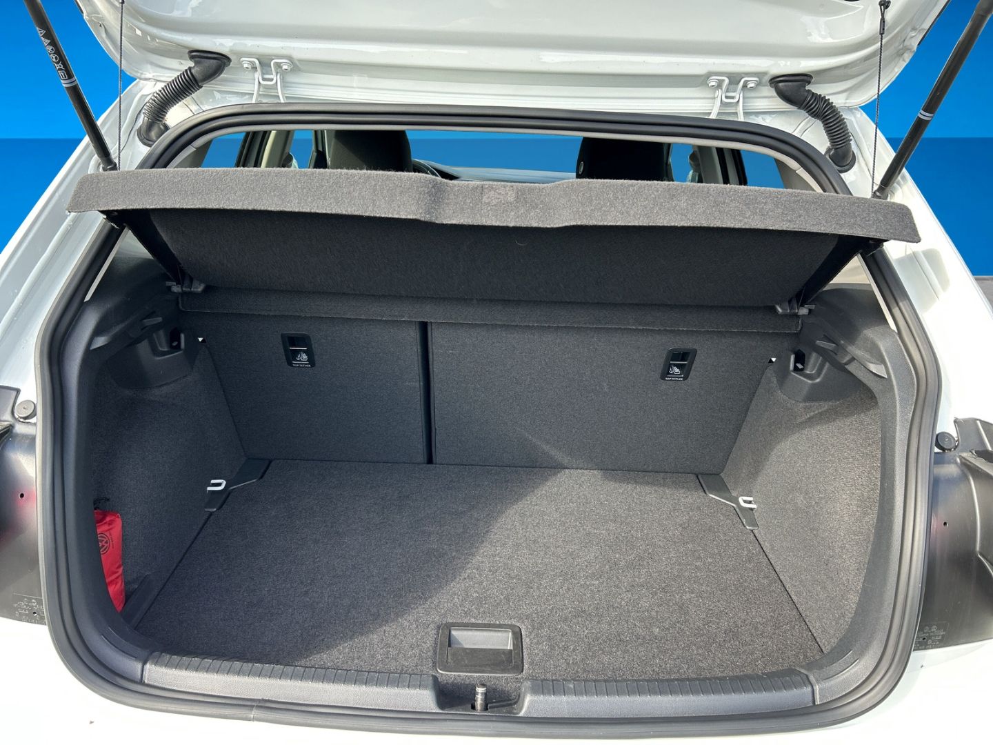 Fahrzeug 11 Fahrzeugabbildung Volkswagen Polo VI 1.0 TSI Life Navi Digitales Cockpit LED - mit KI generiert/bearbeitet