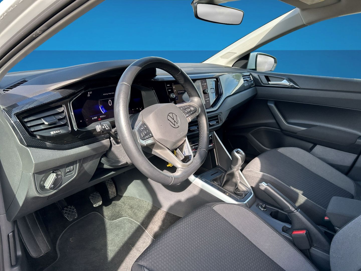 Fahrzeug 12 Fahrzeugabbildung Volkswagen Polo VI 1.0 TSI Life Navi Digitales Cockpit LED - mit KI generiert/bearbeitet