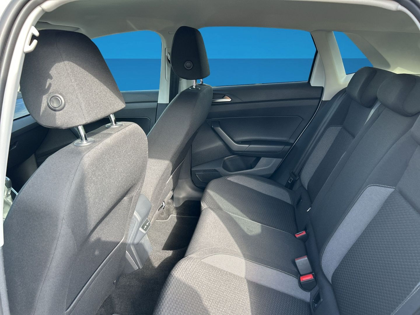 Fahrzeug 15 Fahrzeugabbildung Volkswagen Polo VI 1.0 TSI Life Navi Digitales Cockpit LED - mit KI generiert/bearbeitet