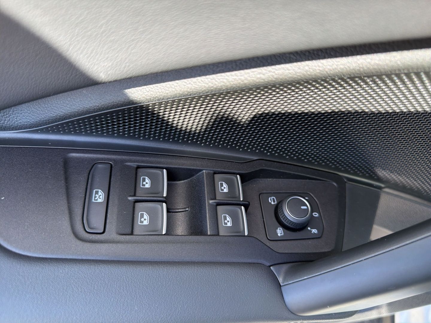 Fahrzeug 17 Fahrzeugabbildung Volkswagen Tiguan 142 kW 2.0 TDI R-Line 4Motion