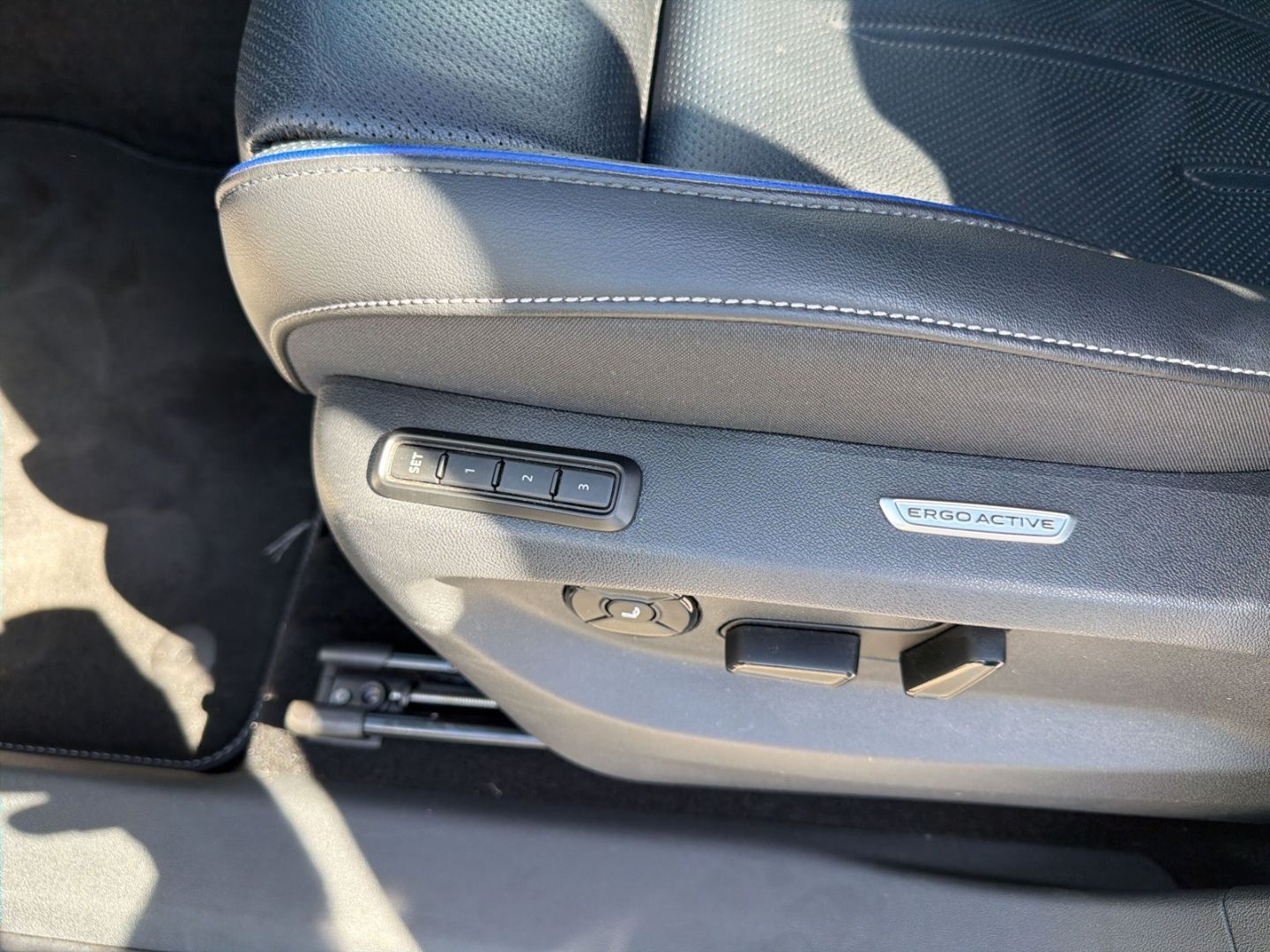 Fahrzeug 18 Fahrzeugabbildung Volkswagen Tiguan 142 kW 2.0 TDI R-Line 4Motion