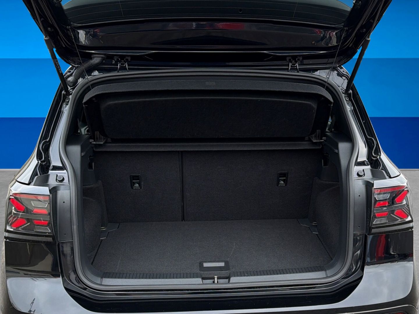 Fahrzeugabbildung Volkswagen T-Cross 1.5 TSI R-Line Rear View AHK Clima Navi