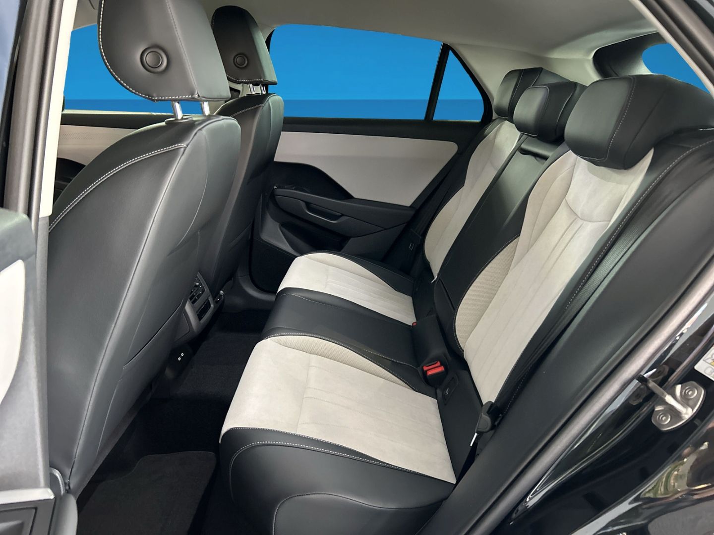 Fahrzeugabbildung Volkswagen T-Roc Style 1.5l eTSI IQ.DRIVE IQ.LIGHT EASY OPE