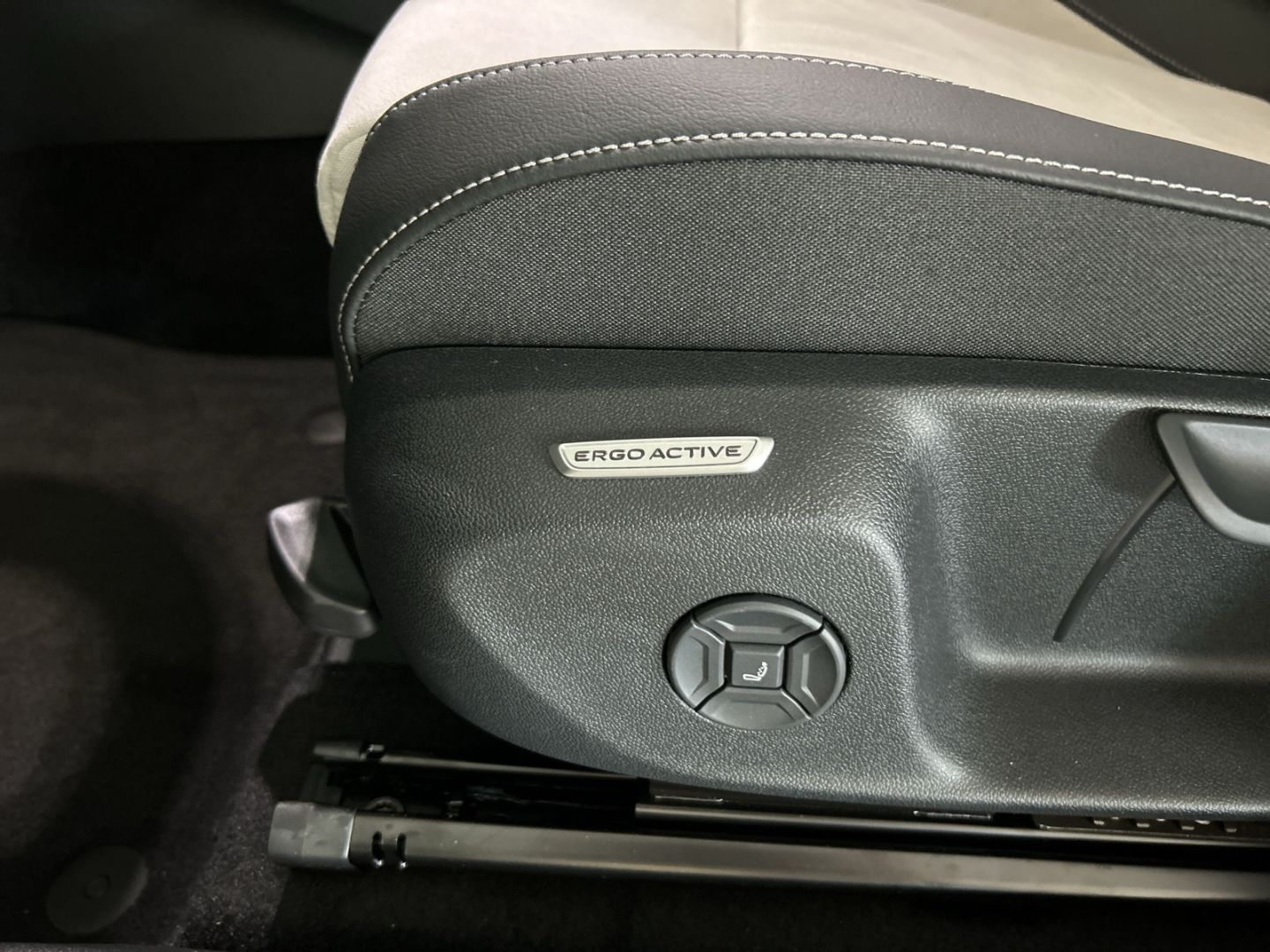 Fahrzeugabbildung Volkswagen T-Roc Style 1.5l eTSI IQ.DRIVE IQ.LIGHT EASY OPE