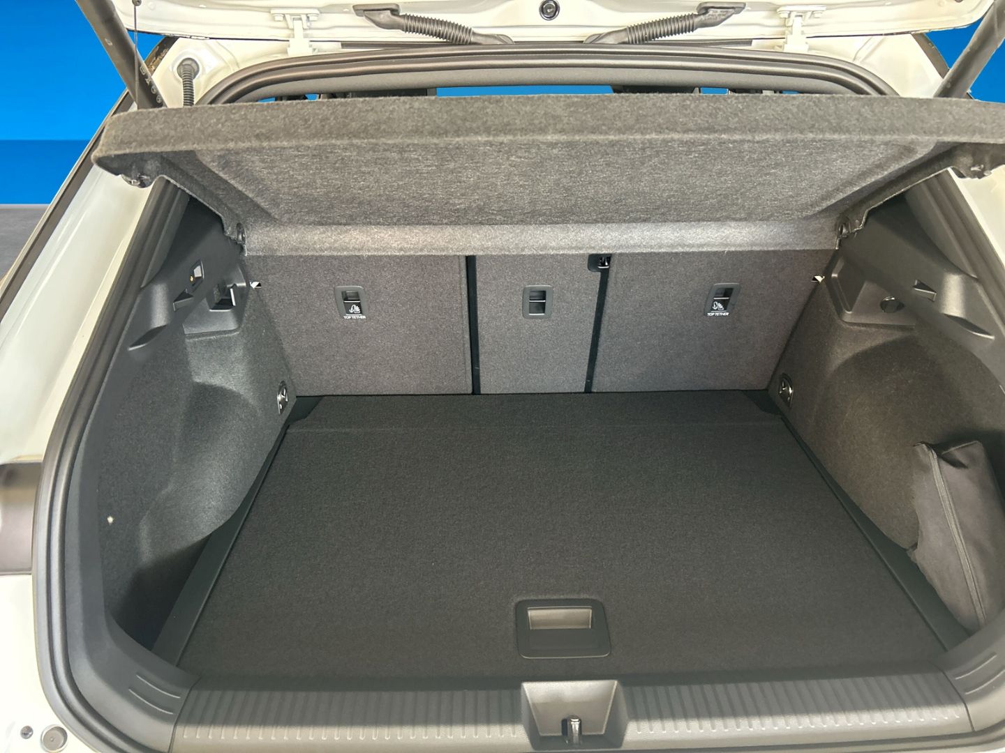 Fahrzeugabbildung Volkswagen T-Roc R-Line 1.5l eTSI EASY OPEN IQ.LIGHT AHK