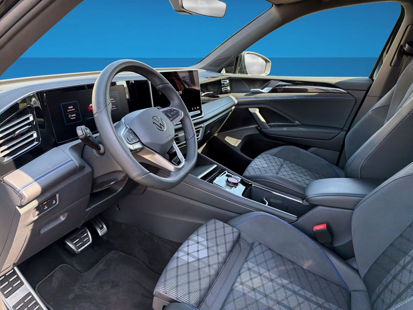 Fahrzeugabbildung Volkswagen Tiguan R-Line 1,5 l eHybrid HD MATRIX IQ.DRIVE B - mit KI generiert/bearbeitet