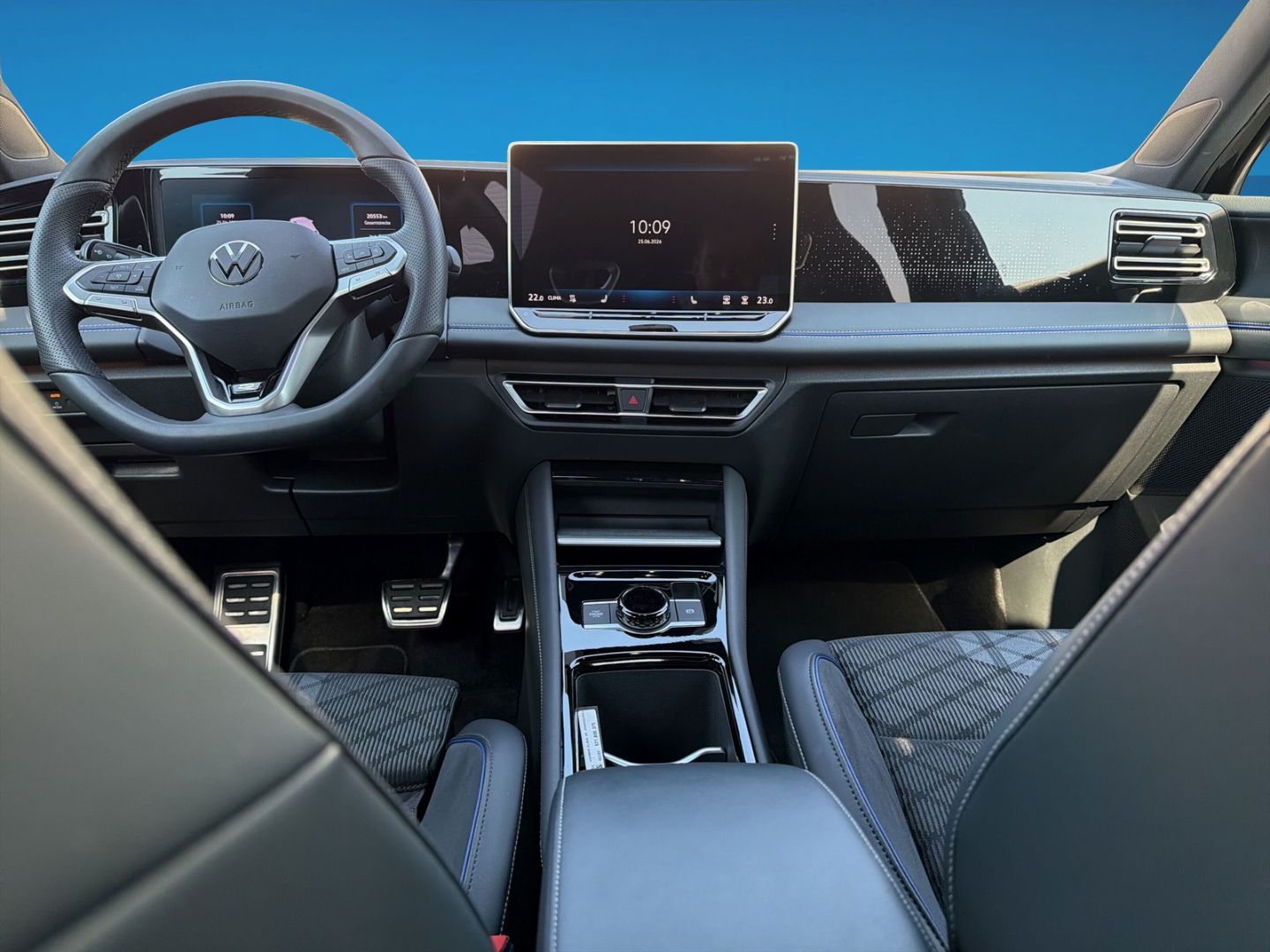 Fahrzeugabbildung Volkswagen Tiguan R-Line 1,5 l eHybrid HD MATRIX IQ.DRIVE B - mit KI generiert/bearbeitet