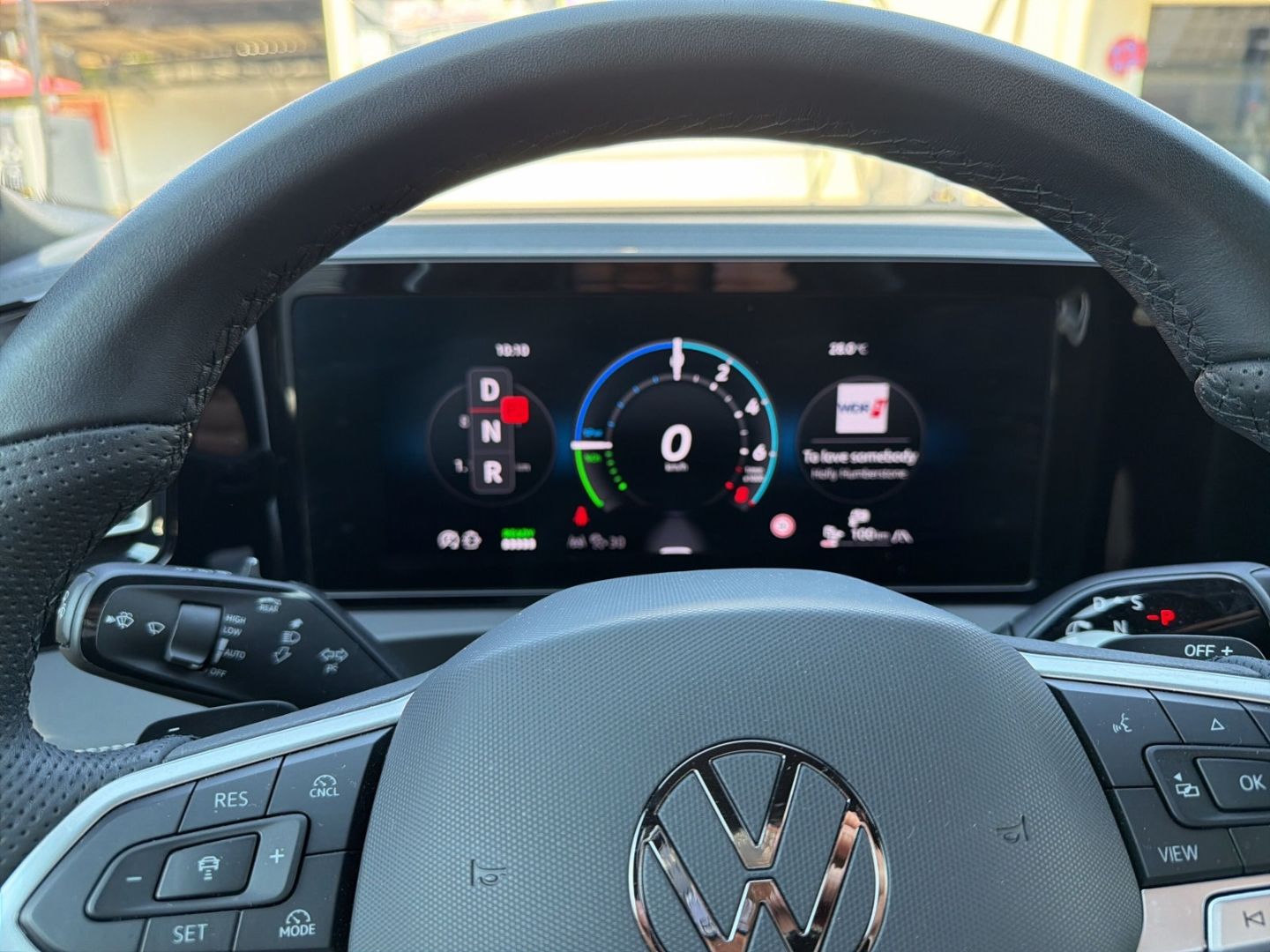 Fahrzeugabbildung Volkswagen Tiguan R-Line 1,5 l eHybrid HD MATRIX IQ.DRIVE B - mit KI generiert/bearbeitet