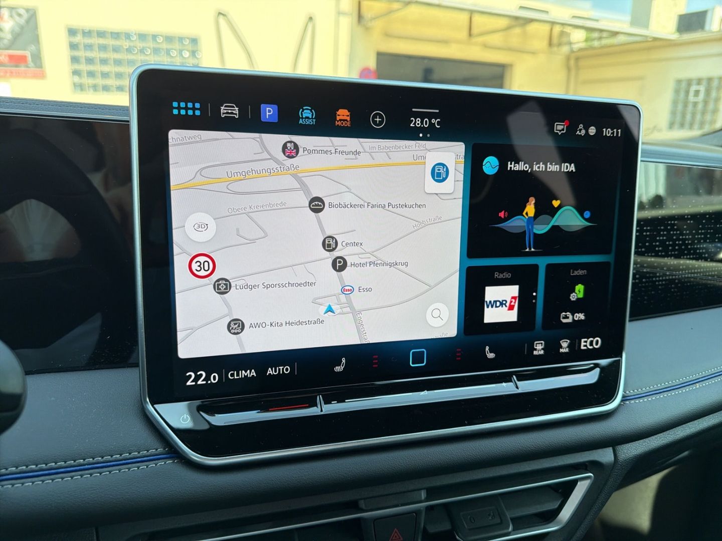 Fahrzeugabbildung Volkswagen Tiguan R-Line 1,5 l eHybrid HD MATRIX IQ.DRIVE B - mit KI generiert/bearbeitet