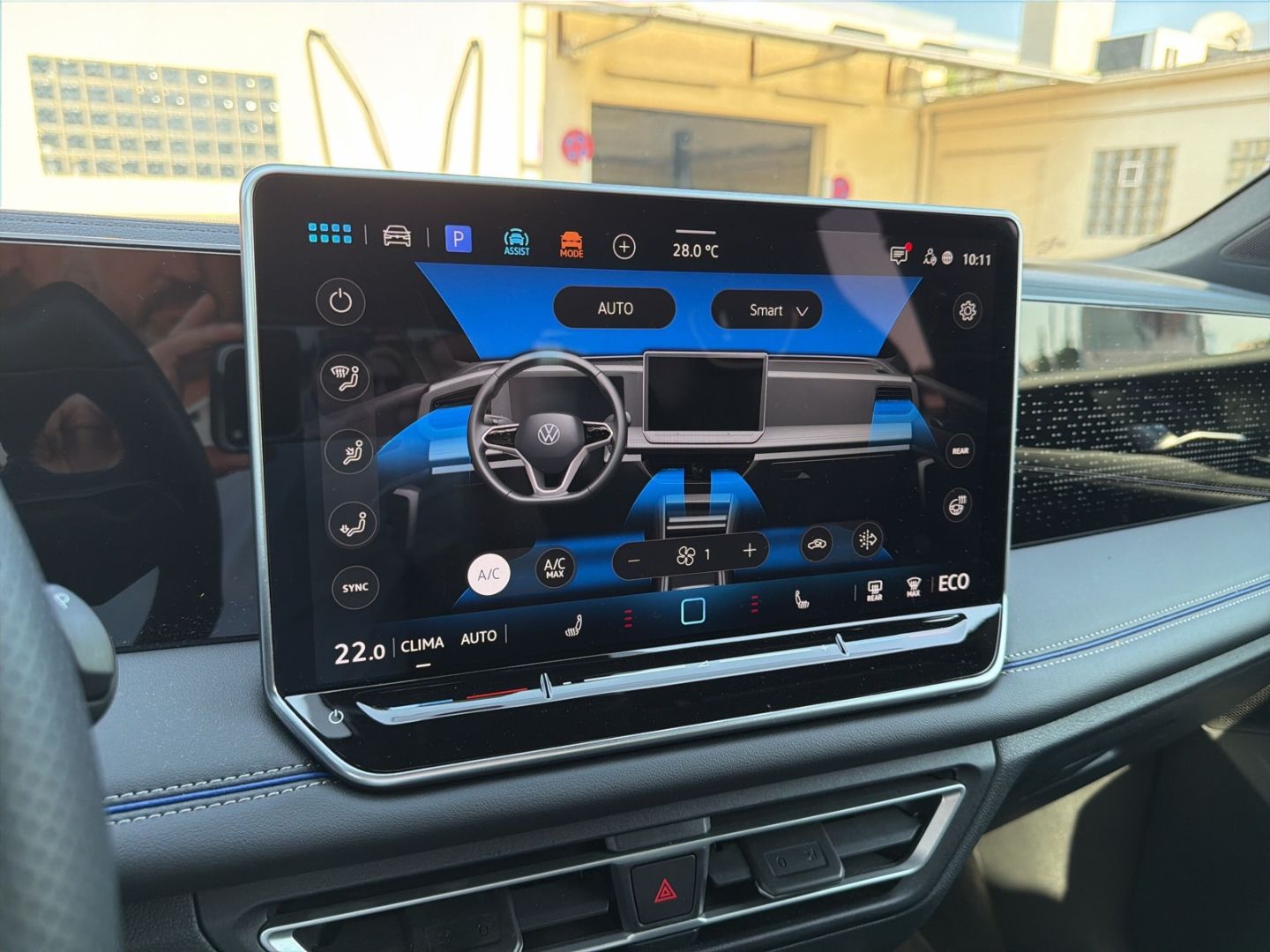 Fahrzeugabbildung Volkswagen Tiguan R-Line 1,5 l eHybrid HD MATRIX IQ.DRIVE B - mit KI generiert/bearbeitet