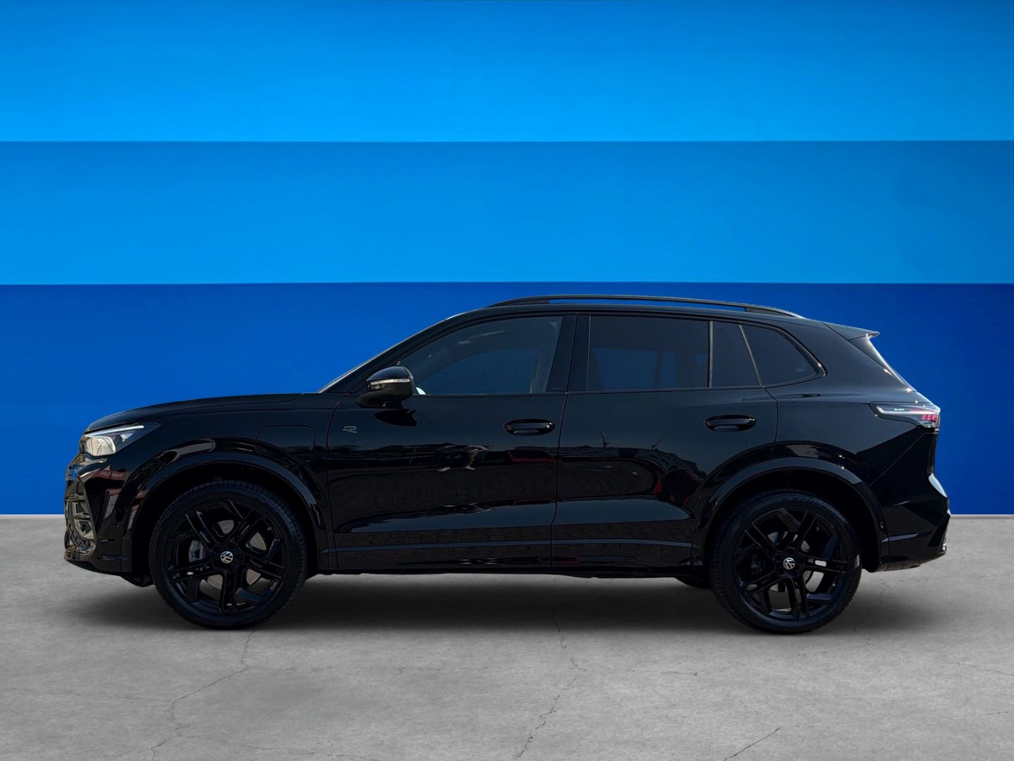 Fahrzeugabbildung Volkswagen Tiguan R-Line 1,5 l eHybrid HD MATRIX IQ.DRIVE B - mit KI generiert/bearbeitet