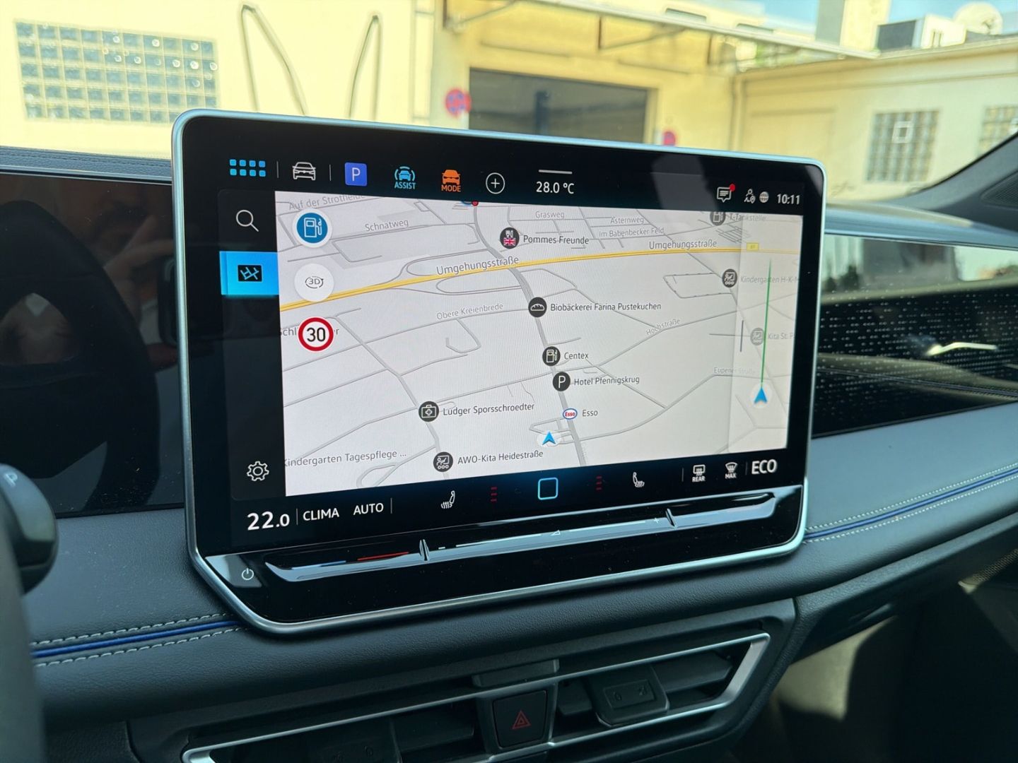 Fahrzeugabbildung Volkswagen Tiguan R-Line 1,5 l eHybrid HD MATRIX IQ.DRIVE B - mit KI generiert/bearbeitet
