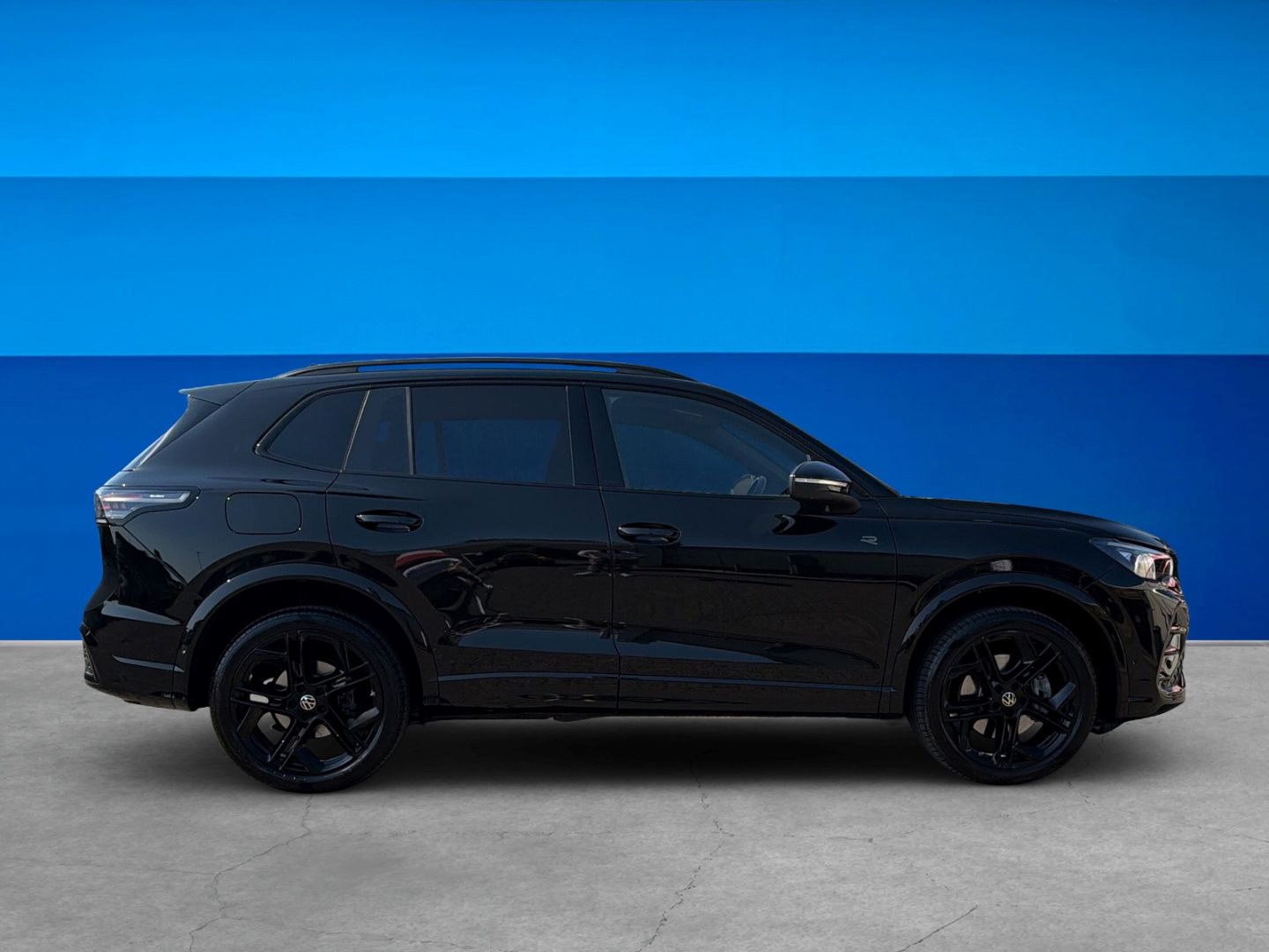 Fahrzeugabbildung Volkswagen Tiguan R-Line 1,5 l eHybrid HD MATRIX IQ.DRIVE B - mit KI generiert/bearbeitet