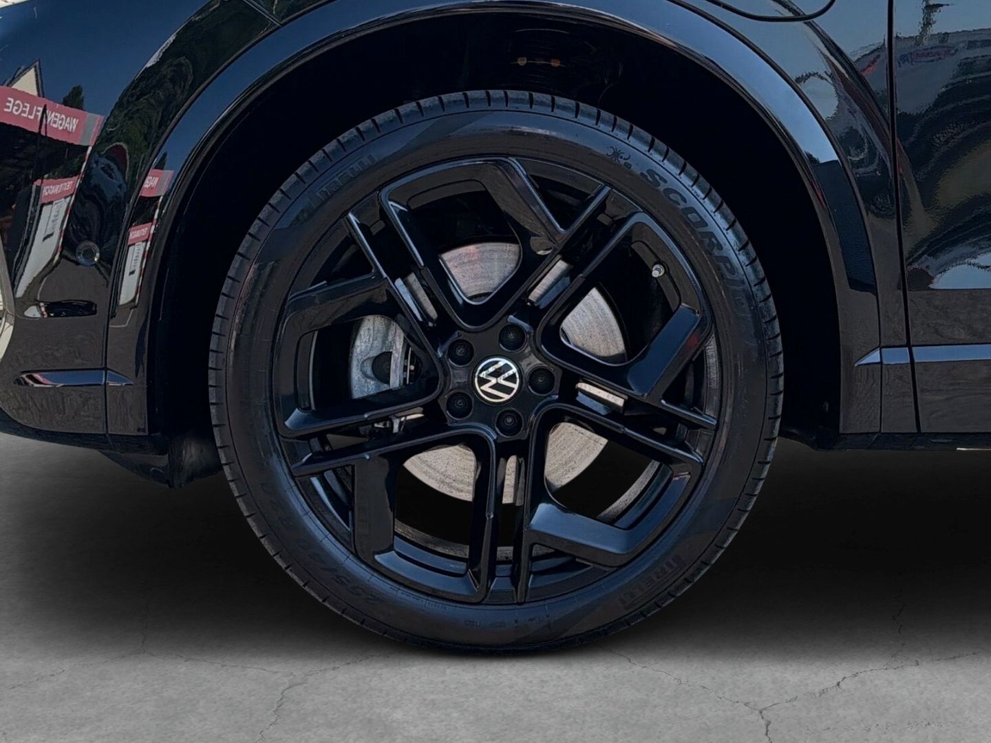 Fahrzeugabbildung Volkswagen Tiguan R-Line 1,5 l eHybrid HD MATRIX IQ.DRIVE B - mit KI generiert/bearbeitet