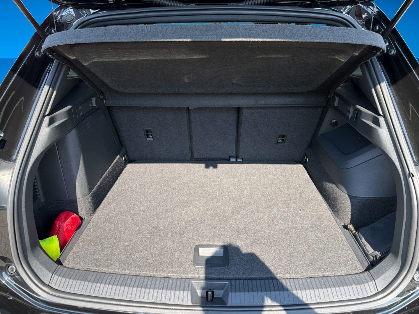 Fahrzeugabbildung Volkswagen Tiguan R-Line 1,5 l eHybrid HD MATRIX IQ.DRIVE B - mit KI generiert/bearbeitet
