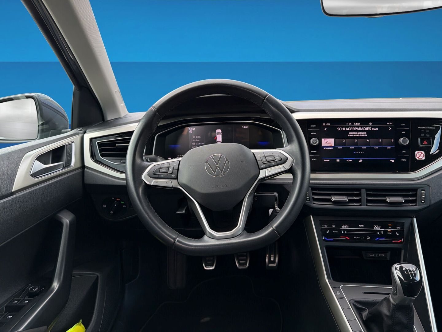 Fahrzeug 13 Fahrzeugabbildung Volkswagen Polo 1.0 Move Navi Clima LED DAB PDC Tempomat - mit KI generiert/bearbeitet