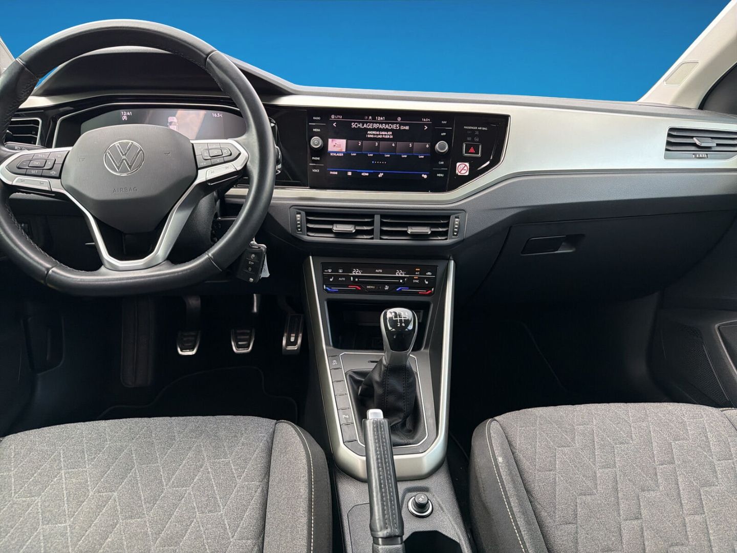 Fahrzeug 14 Fahrzeugabbildung Volkswagen Polo 1.0 Move Navi Clima LED DAB PDC Tempomat - mit KI generiert/bearbeitet