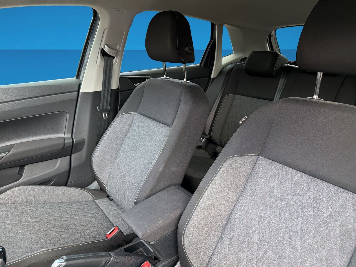 Fahrzeug 15 Fahrzeugabbildung Volkswagen Polo 1.0 Move Navi Clima LED DAB PDC Tempomat - mit KI generiert/bearbeitet
