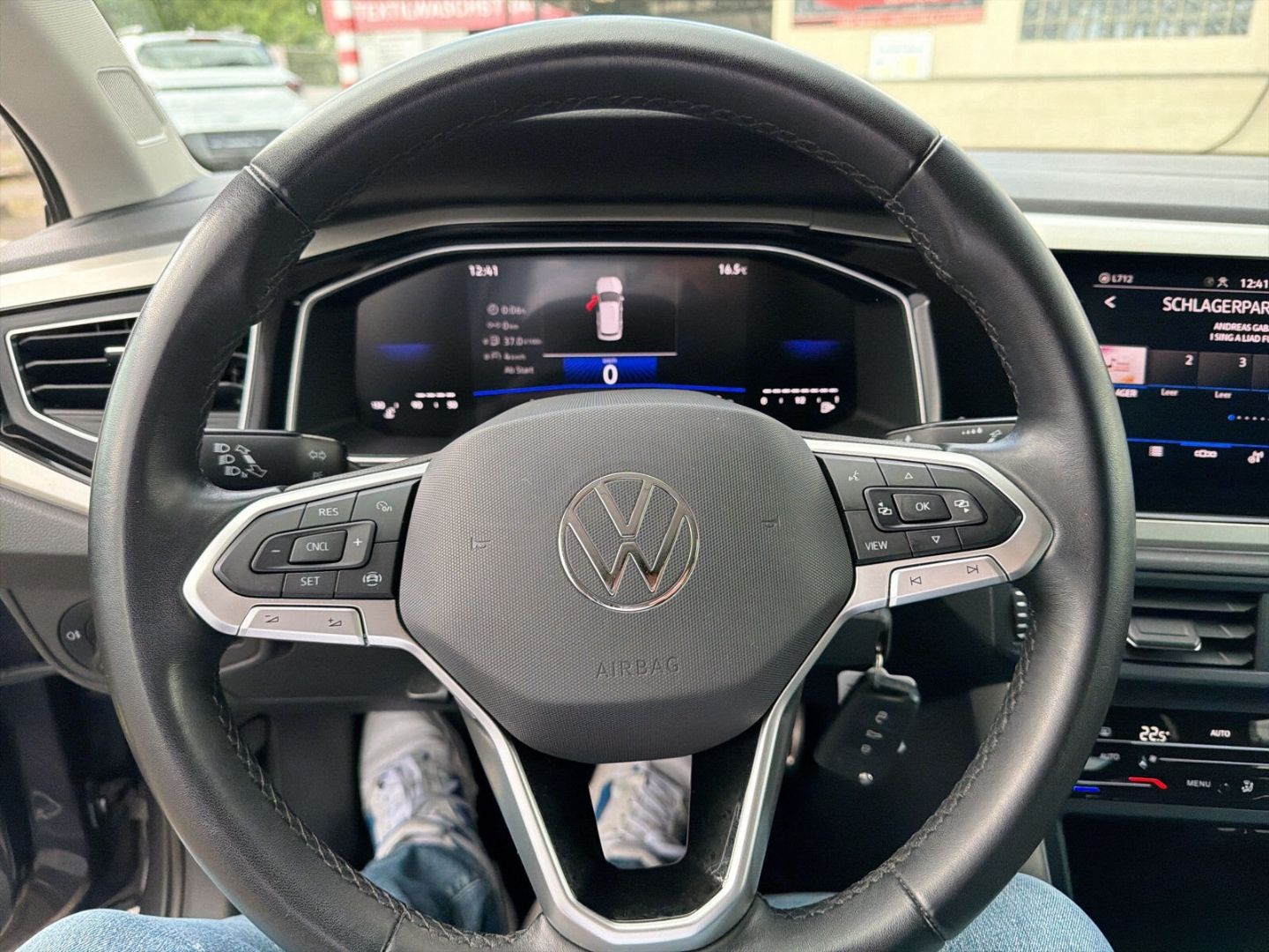 Fahrzeug 16 Fahrzeugabbildung Volkswagen Polo 1.0 Move Navi Clima LED DAB PDC Tempomat - mit KI generiert/bearbeitet