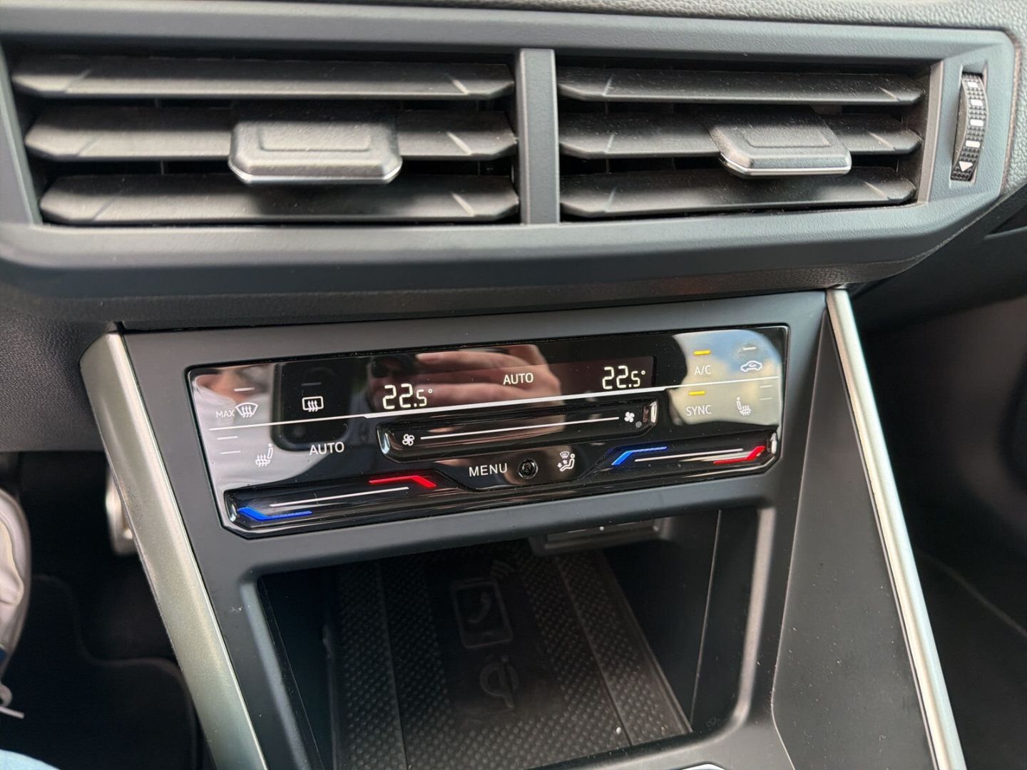 Fahrzeug 17 Fahrzeugabbildung Volkswagen Polo 1.0 Move Navi Clima LED DAB PDC Tempomat - mit KI generiert/bearbeitet