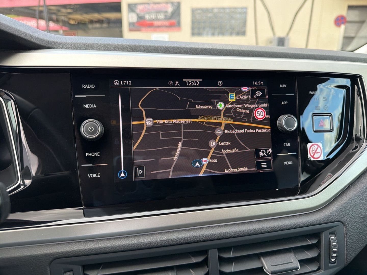Fahrzeug 18 Fahrzeugabbildung Volkswagen Polo 1.0 Move Navi Clima LED DAB PDC Tempomat - mit KI generiert/bearbeitet